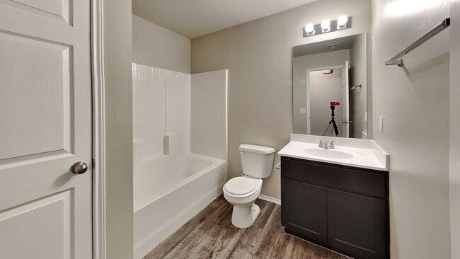 Building Photo - Very Nice 3 Bedroom House in Yukon Schools