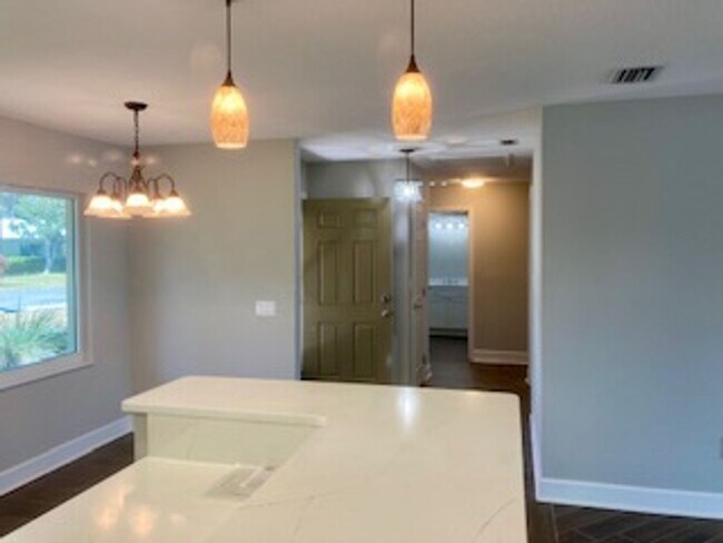 Building Photo - Waterfront condo with community pool!