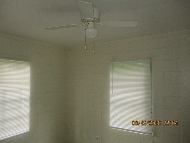 Building Photo - 806 Dorsett Ave