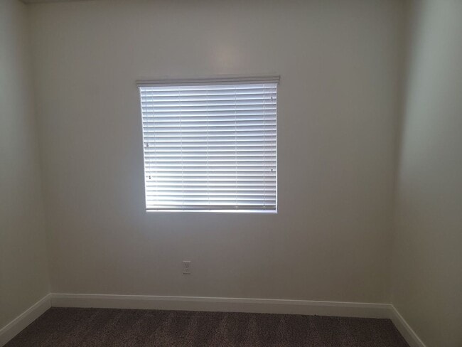 Building Photo - 4 Bedroom St. George Home with Bonus Room....
