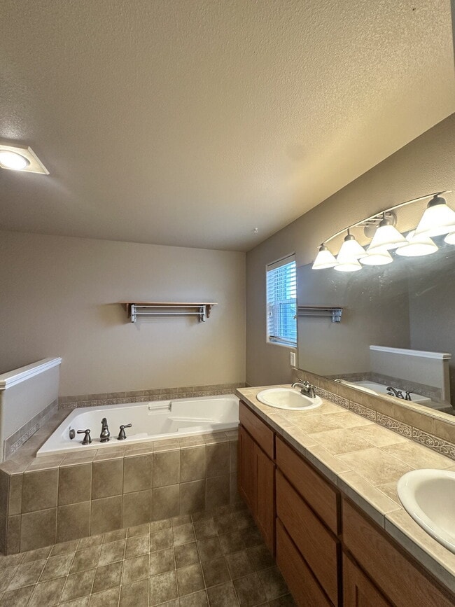 Building Photo - Beautiful 3-Bedroom Townhome in Hidden Glen