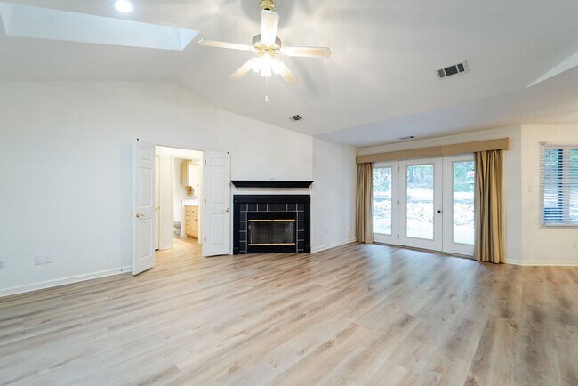 Building Photo - Charming, 3 Bedroom, 2 Bath. With wonderful outdoor living space