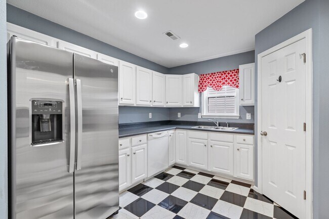 Building Photo - Amazing Home on Large Lot/3-BD 2-BTH in Ly...