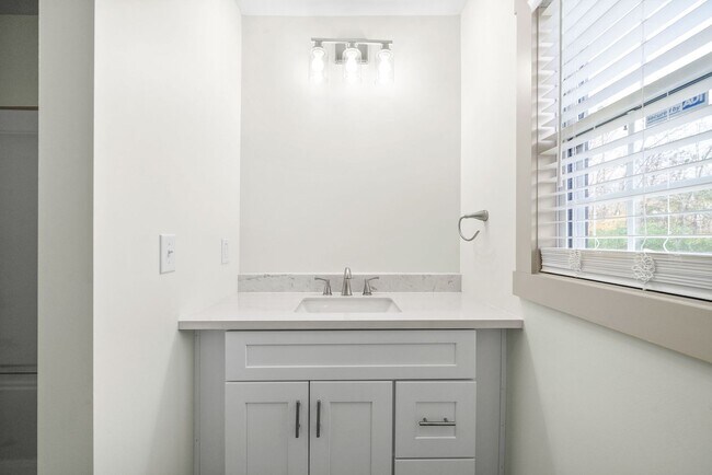 Building Photo - Renovated 3 Bedroom Home For Rent Near Downtown Clarksville