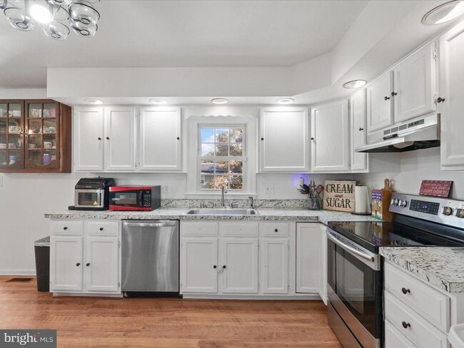 Building Photo - 8 English Oak Cir