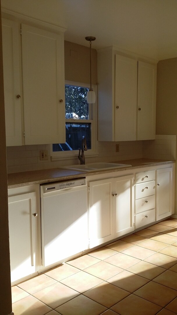 Building Photo - Occupied, do not disturb tenants. Barge-Chestnut Historic District Craftsman 2br 2ba home, with a...