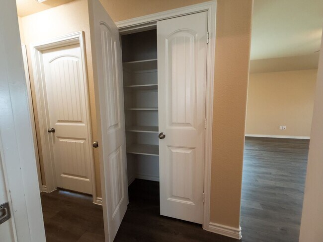 Building Photo - Pleasant 3 Bed / 2 Bath Home AVAILABLE NOW to rent in Ennis, TX