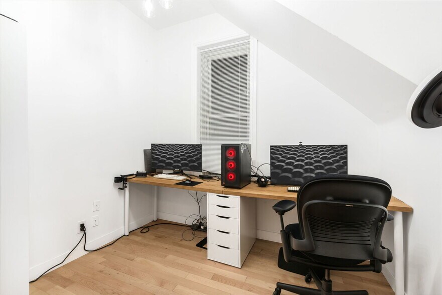 Building Photo - 512 W 37th St