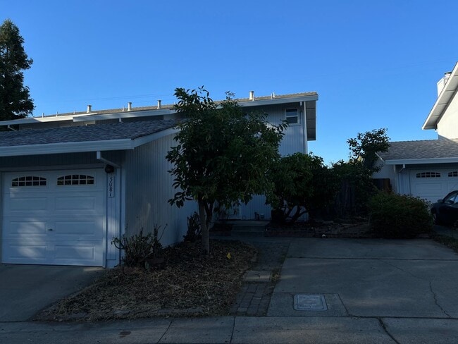 Building Photo - New Price $2,100.00 South Davis Townhome On Veranda Terrace,  3+1.5, Garage, Small backyard, Frui...