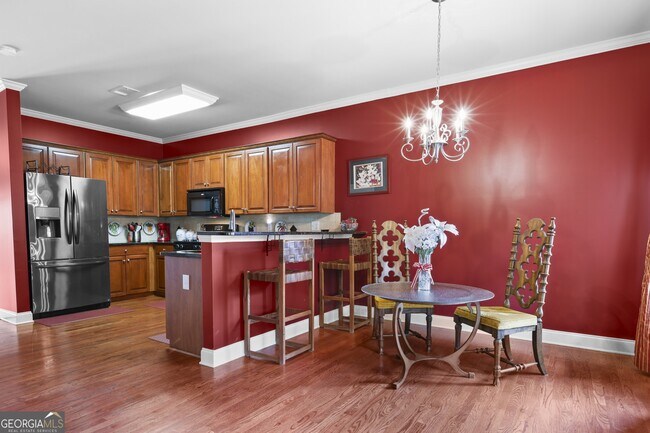 Building Photo - 423 Royal Cres Ln E