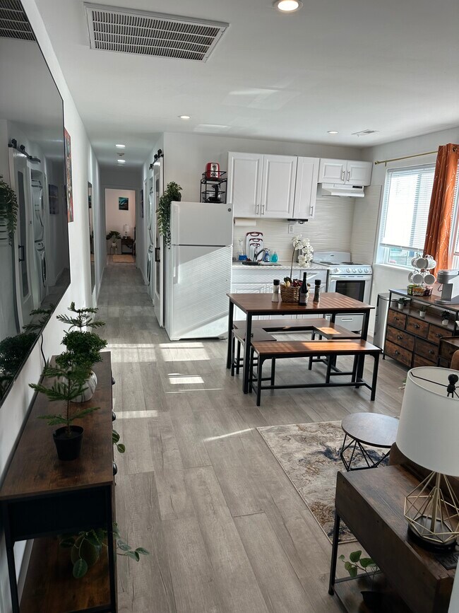 Building Photo - 3826 W 9th St