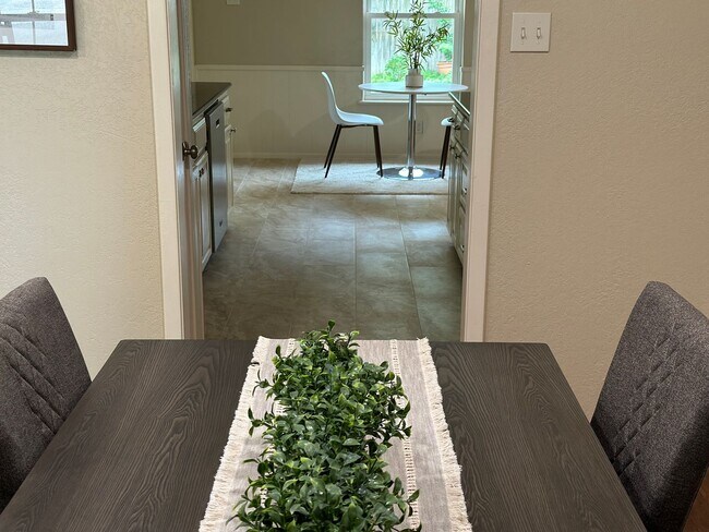 Building Photo - Updated 4 Bedroom Corner Lot in Woodway