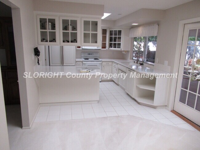 Building Photo - AVAILABLE JULY - 3 Bed & 2 Baths