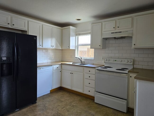 Building Photo - Bring the Pets!  Midtown 2 Bdrm Cottage, w/Den, 2 bath, All Appliances incl washer/dryer, Storage