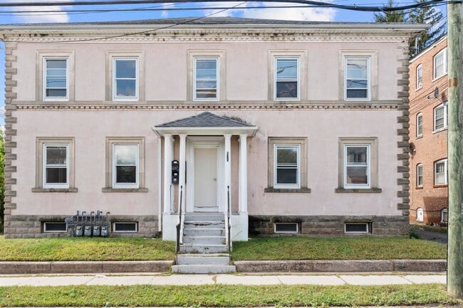 Building Photo - 236 Oak St
