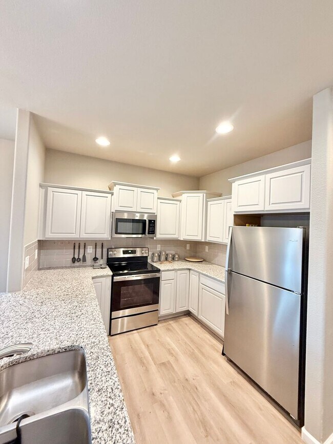 Building Photo - Move in ready!! Close to military bases!
