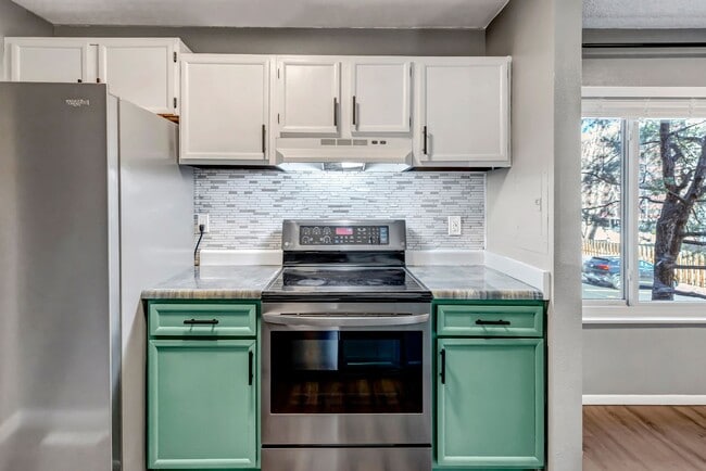 Building Photo - Skyway Condo, 2 Bed, 1.5 Bath, Secure Building