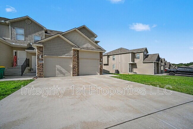 Building Photo - 10510 Clubhouse Dr