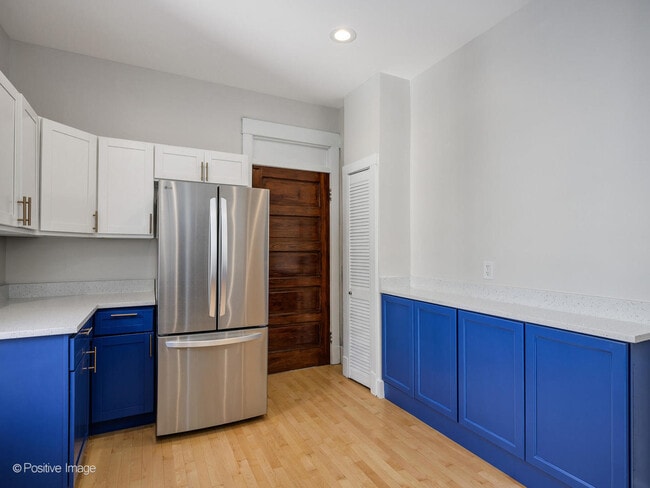 Building Photo - 2415 W Warner Ave