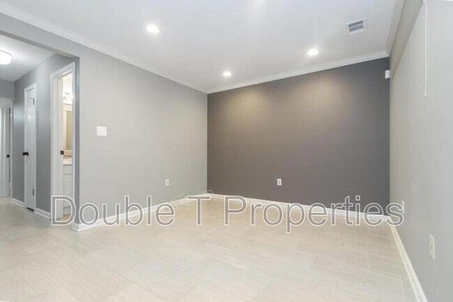Building Photo - 922 South Paca St