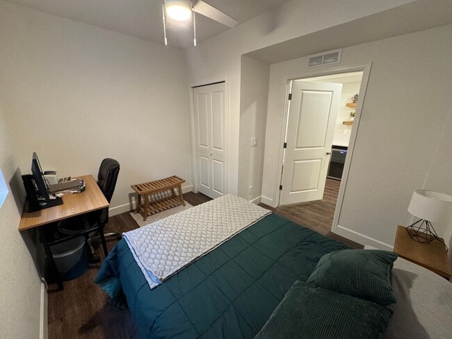 Building Photo - Modern & Light-Filled Home in Central Park – Prime Location