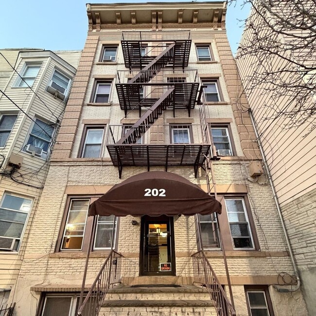 Building Photo - 202 28th St