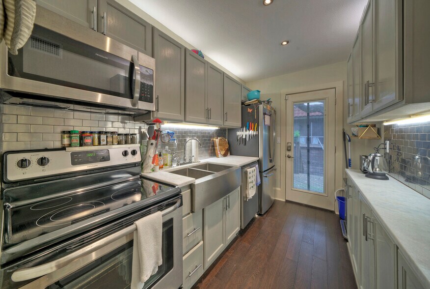 MODERN KITCHEN - 3805 southridge dr