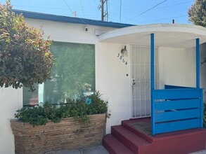 Building Photo - Beautifully renovated 2 bedroom 2 bath home w/ all utilities included!