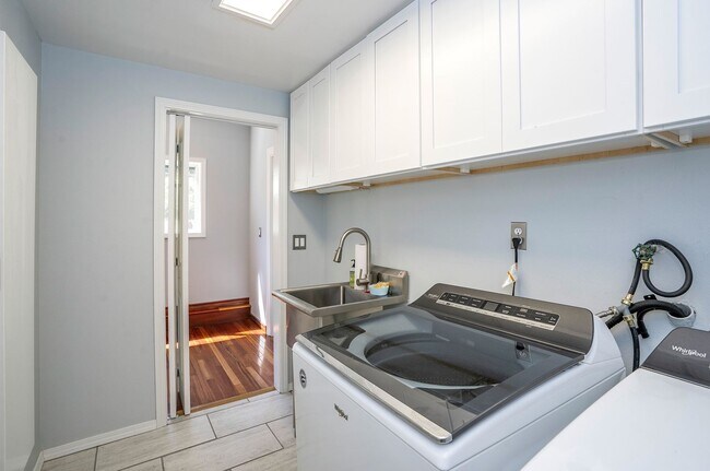 Building Photo - SHORT TERM LEASES! 1-6 months - 3-Bedroom ...