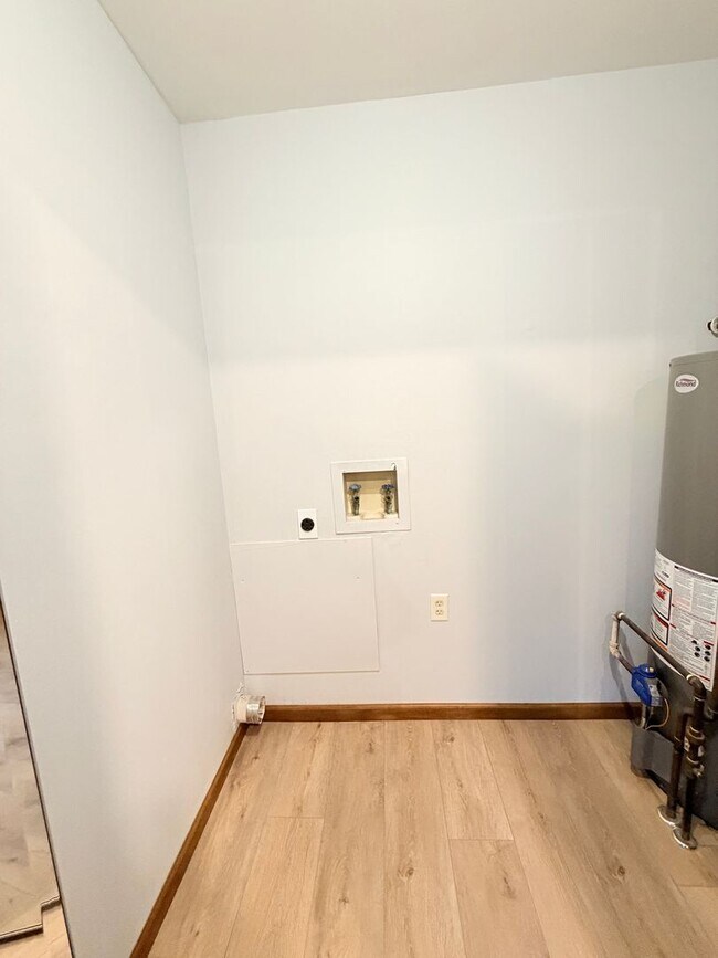 Building Photo - 1039 Rolling Hill Rd