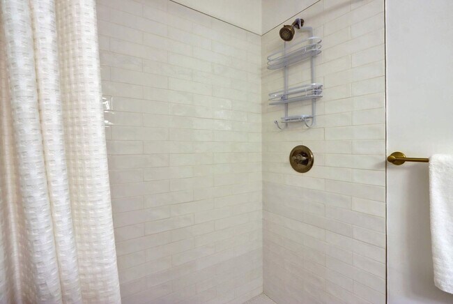 Building Photo - 306 E Victory Dr