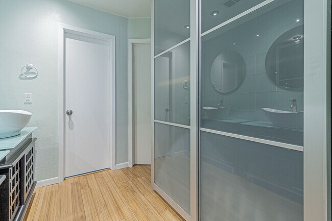 Building Photo - Modern Design 3 Bedroom 2 Bath, 2 car Gara...