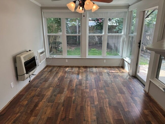 Building Photo - freshly paint 3 bed 2 bath townhome