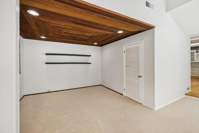 Building Photo - 216 Valparaiso Ave