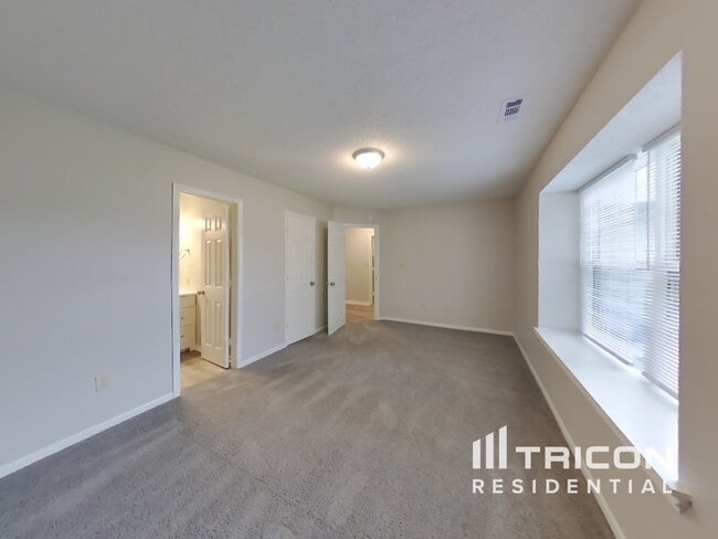 Building Photo - 1322 Thomas Dr