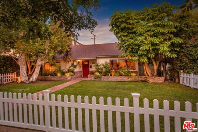 Building Photo - 1210 S Bedford Dr