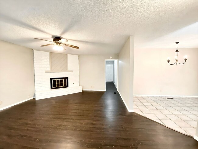 Building Photo - Modern Comfort Meets Prime Location in West Highlands
