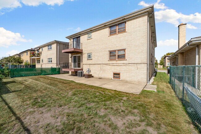 Building Photo - 8427 W Windsor Ave