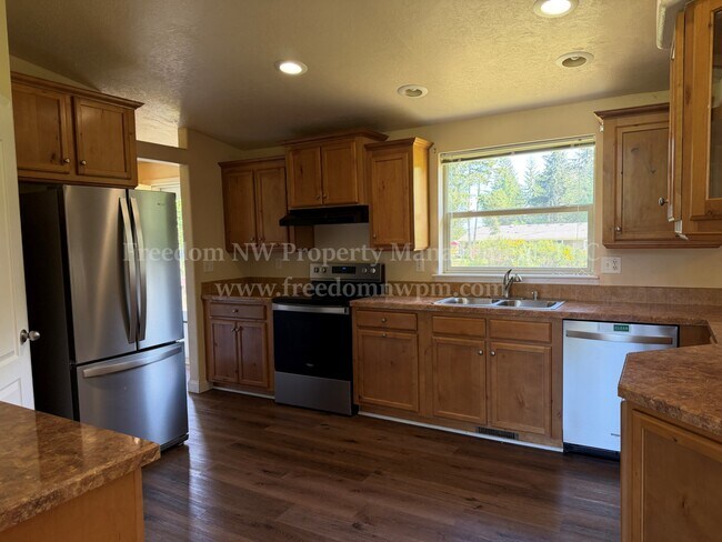 Building Photo - 1411 SE Fireweed Rd