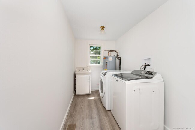 Building Photo - 16 Baywater Dr