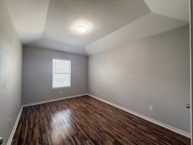 Building Photo - 3020 Pine Valley Dr