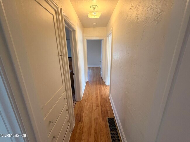 Building Photo - 541 Thoma St