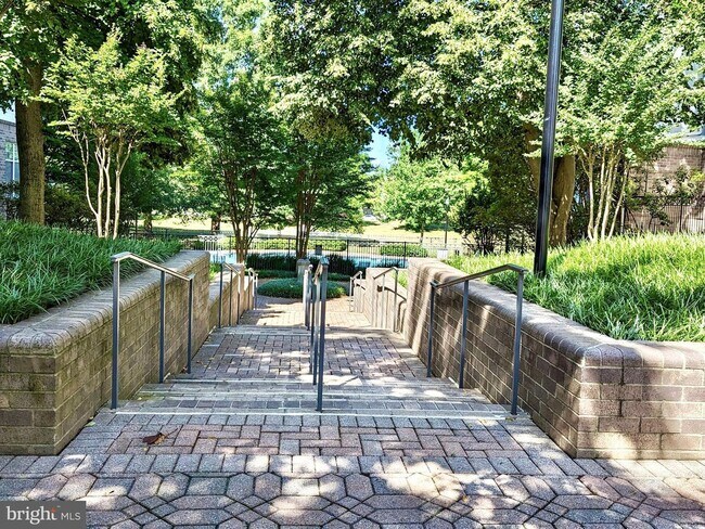 Building Photo - 5563 Seminary Rd