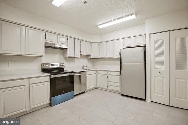 Building Photo - 3709 S George Mason Dr