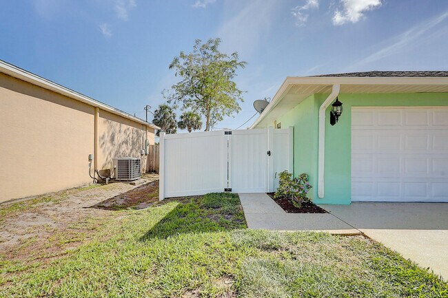 Building Photo - 238 SW Grove Ave