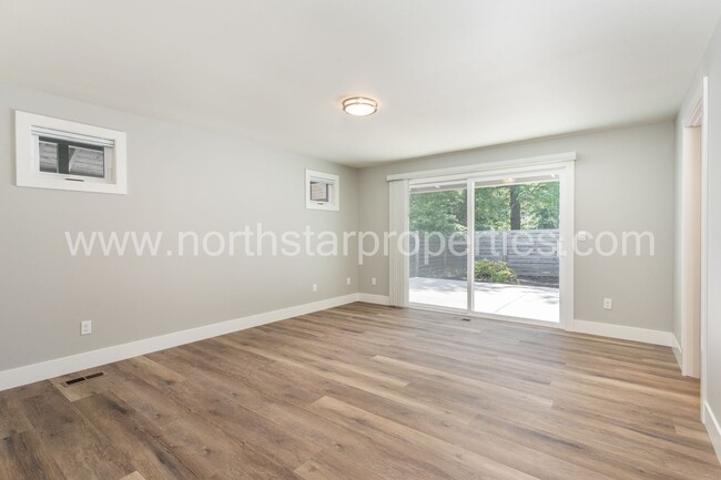 Building Photo - Beautifully fully remodeled Lake Oswego Du...