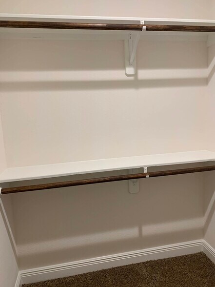 Building Photo - 5622 Ridgeway Dr