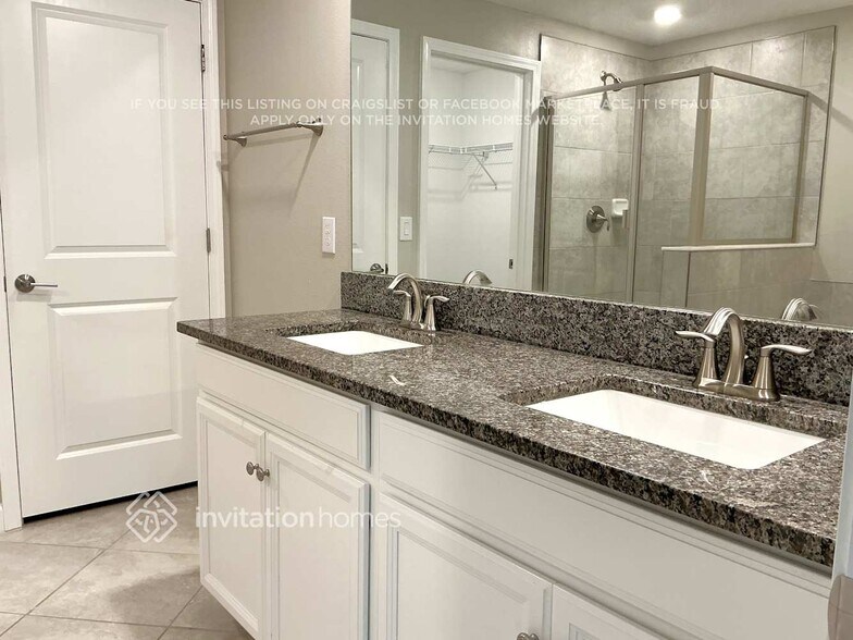 Building Photo - 2856 Coach Manors Way