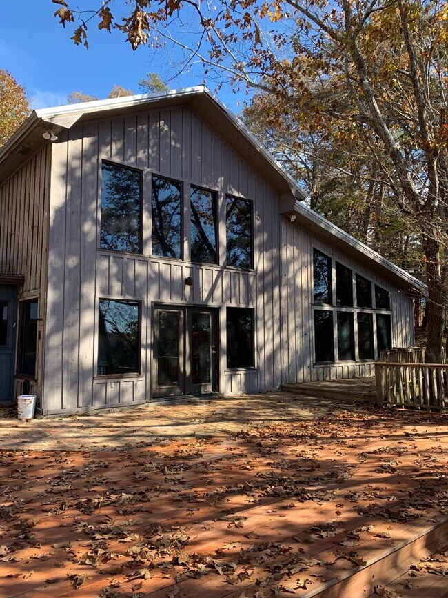 Building Photo - 2 Old North River Pt