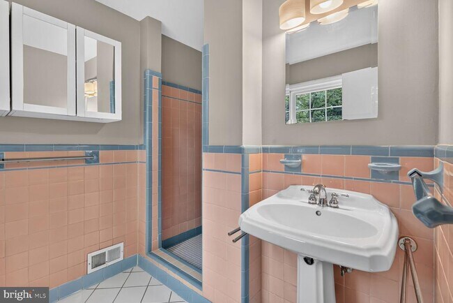 Building Photo - 7215 Rollingwood Dr
